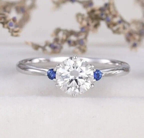 Anillo de boda de diamantes simulados de corte redondo de 2 quilates enchapado en oro blanco de 14 k Foto 4 de 4