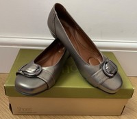 HOTTER Violet Court Shoes, Size 6 in Nickel Metallic Leather - Ex-Display, Boxed