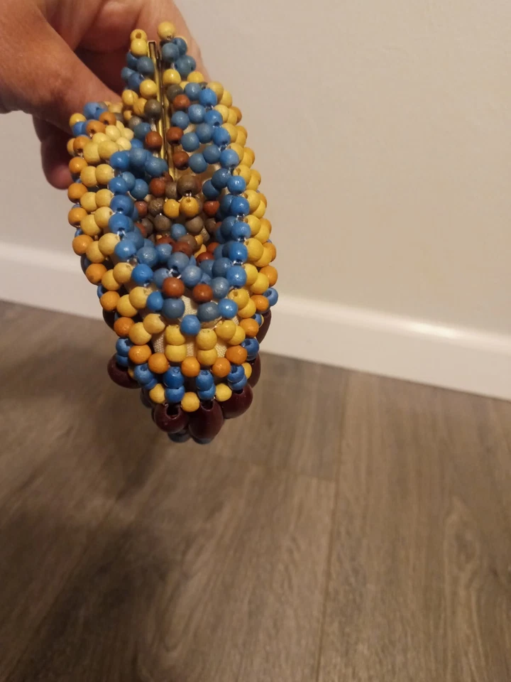 Bolsa de mão Kate Landry com contas de madeira feita nas Filipinas multicolorida - Imagem 2 de 4