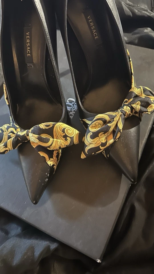 Un par de bombas de arco barroco Versace talla 9 Foto 4 de 4