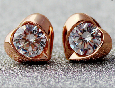 2 kt runde natürliche Moissanit Solitär Herz Ohrstecker in 14 K Rotgold über