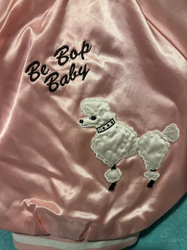 Chaqueta Universitaria Satinada Años 50 Niñas, Bebé Niño Chaqueta Be Bop Caniche Rosa Hecha en EE. UU. Foto 3 de 4