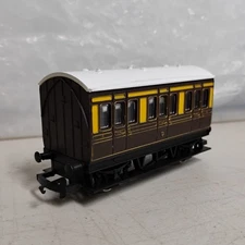 Hornby OO Scale CHOCOLATE & CREAM SHORT COACH. Good!