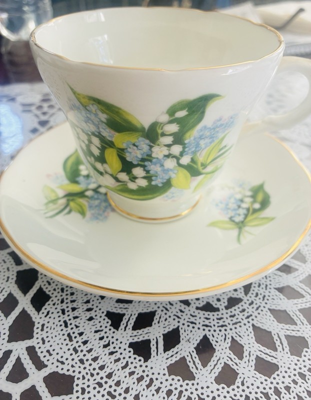 VINTAGE CROWN TRENT STAFFORDSHIRE ENGLISH BONE CHINA TEACUP SAUCER SET LILY