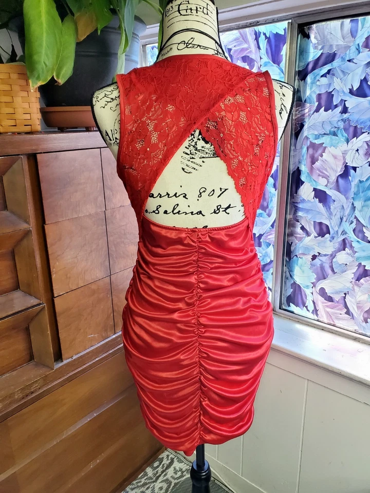 Vestido de cóctel para mujer Charlotte Russe mediano rojo cereza de encaje y fruncido Foto 2 de 4