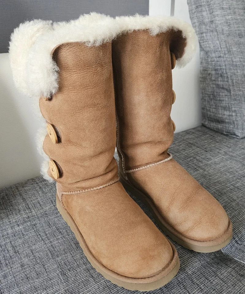 UGG Bailey Button Triplet Stiefel Gr. 38, braun, Wildleder,  Lammfell  - Bild 2 von 4
