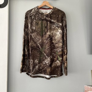 Realtree APX Camouflage Men’s Medium Long Sleeve Lightweight Shirt Scent Control