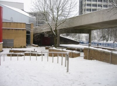 Foto 6x4 Ausfahrtsrampe Basingstoke neben dem Ambosstheater. c2009
