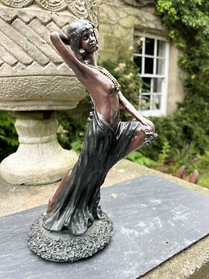 Art Deco Stil bronzierte Resin Figur einer nackten Dame 31 cm groß