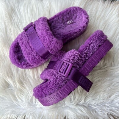 UGG パープル ファー スライドサンダル UGG Purple Sherpa Lined Buckle Logo Open Toe Slip On Platforms