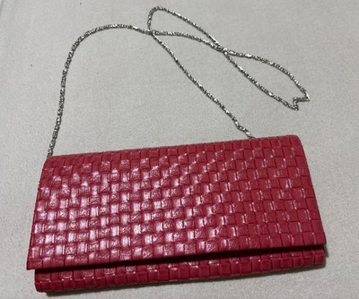 BIJOUX TERNER DAMEN GEWEBTE CLUTCH TASCHE MIT SILBERNEM KETTENRIEMEN IN GEWASCHENEM ROT