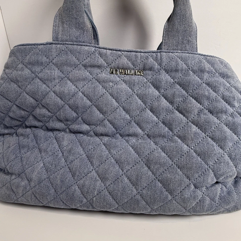 Bolsa Tote MZ Wallace True Light Denim Média Metro City SEM ALÇA TIRACOLO LER - Imagem 2 de 4
