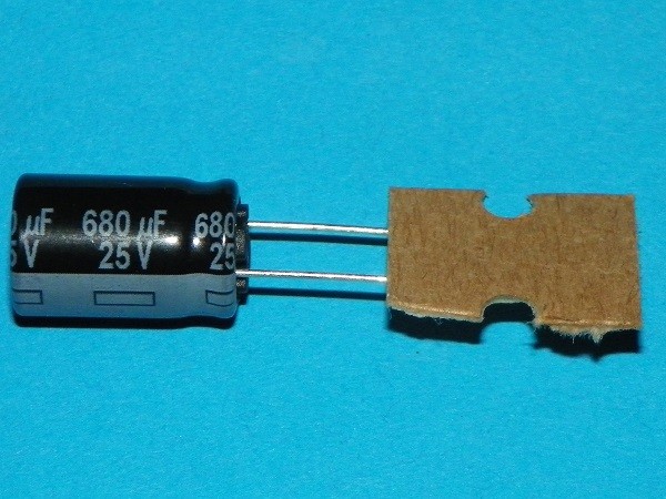 Конденсатор 680uf 25v