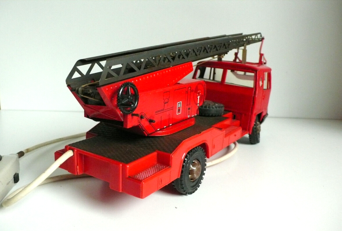 JOUSTRA CAMION BERNARD De Pompiers Avec Grande Échelle Et Nacelle EUR