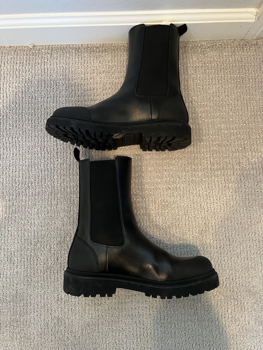 Moncler Black Patty Chelsea Leather Boots Size 37. Worn Once Moncler Black Patty Chelsea Leather Boots Size 37. Worn Once