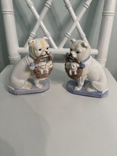 Juego De Colección De 2 Estatuillas De Bulldog De Porcelana Con Cachorros En Cesta