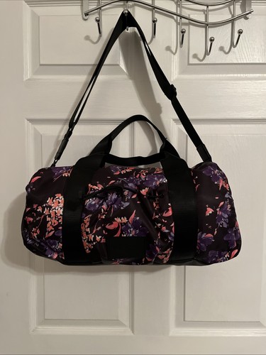 Neu!!! BEBE Sport Reisetasche lila bunt Blumen Sporttasche Arbeitstasche - Bild 7 von 15