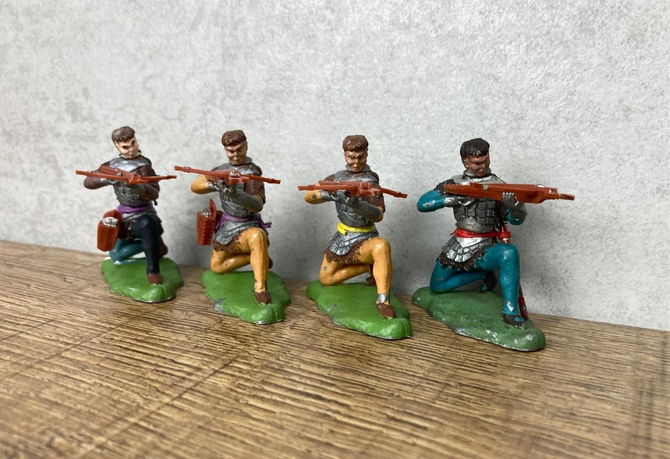 Vintage Britains Swoppet Knights With Crossbows x4 1960s Swoppets - Image 3 of 4