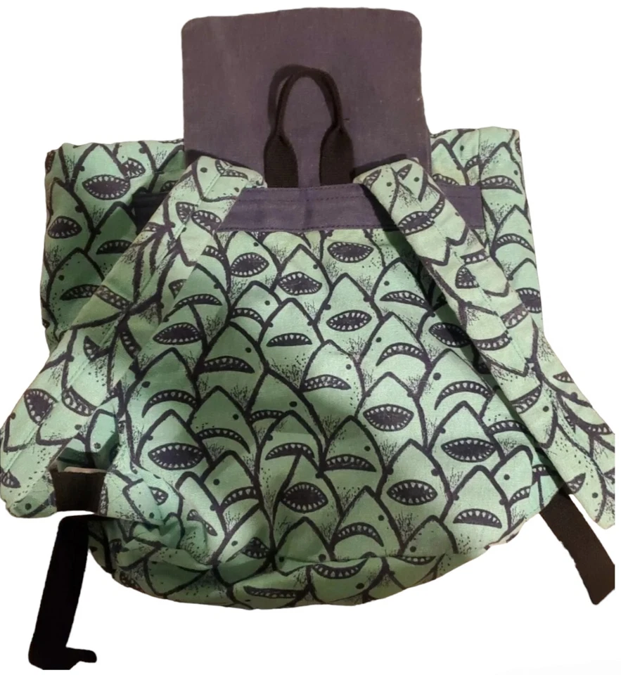 Bolso Target Cat & Jack Tiburón Lona Cordón Azul y Verde. Foto 3 de 4