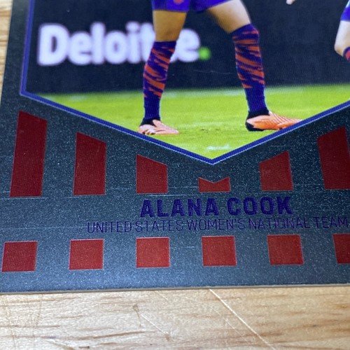 2024 Parkside 2023 Fútbol USWNT Resumen Alana Cook Plata Paralelo NWSL Lámina - Imagen 4 de 4