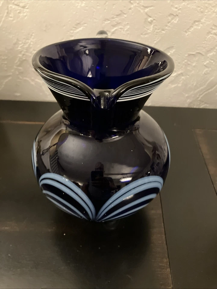 "Jarra de vidrio artístico azul cobalto brillante soplada a mano pluma tirada 7,5"" altura" Foto 4 de 4