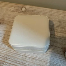 VLANDO 4” square Mini Travel Zip-Around Jewelry Box Cream 4 compartments 6 rings