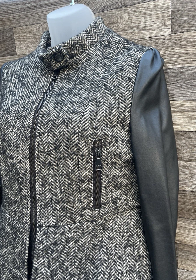 Chaqueta de tweed BEBE Moto Peplum imitación cuero plata herrajes talla XS NUEVA SIN ETIQUETAS Foto 2 de 4