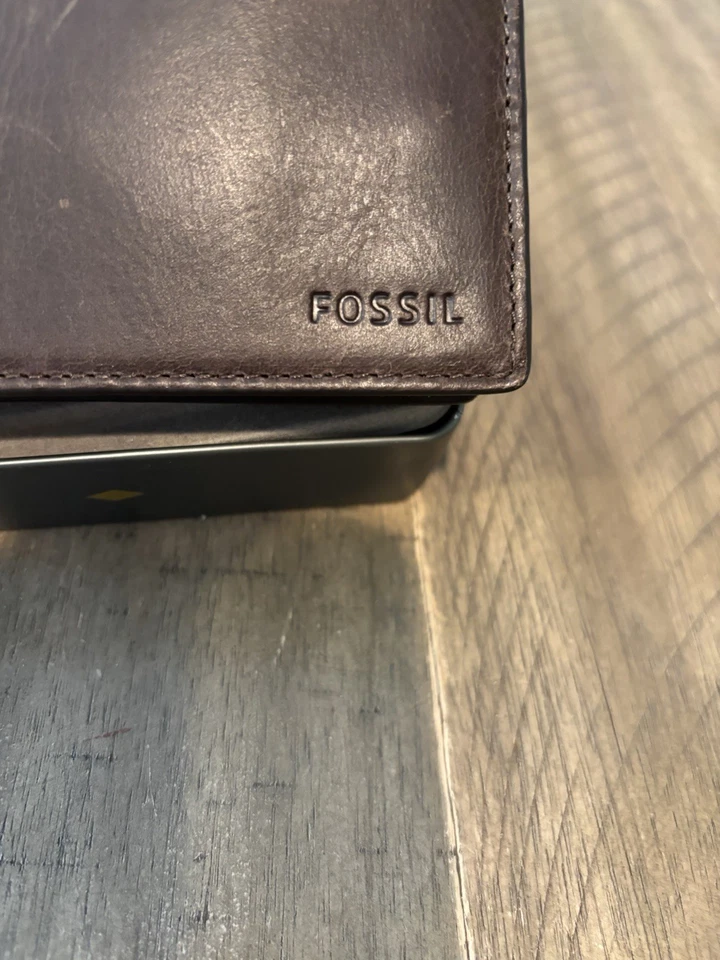 Cartera plana plegable de cuero marrón Fossil para hombre nueva en lata de metal Foto 4 de 4