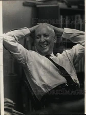 1964 Press Photo Chronicle staff member Elmer Summers discusses retirement