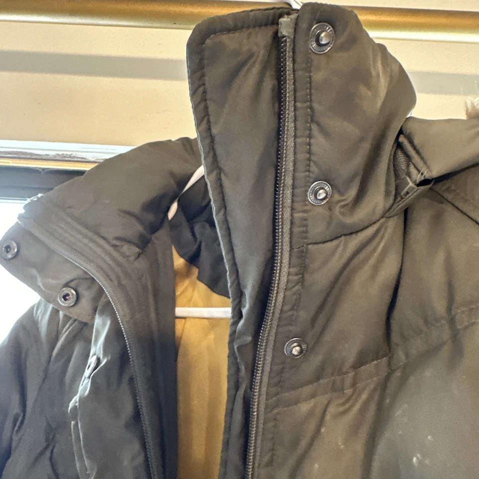 Abrigo largo de invierno acolchado Kenneth Cole Reaction para mujer con capucha de piel sintética M Foto 4 de 4