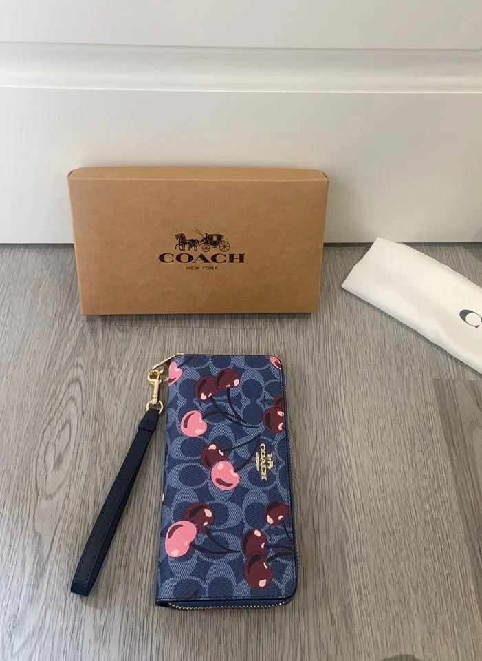 Cartera C.OACH Larga Cremallera Alrededor Firma Lona Estampado Cereza Denim CZ328 Outlet Foto 3 de 4