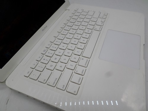 Apple MacBook 2010 MC516LL/A - High Sierra, 256GB HDD, Intel Core 2 Duo, 4GB RAM - Picture 3 of 7