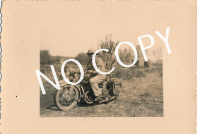 Foto WK2 - Soldat auf Motorrad mit Tropenuniform   X82