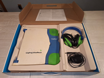 LeapPad Learning Center LeapFrog Schoolhouse  E18000 w/headphones and adapter
