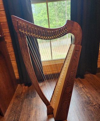 Mid-East Roosebeck Heather Harp TM Lever Harp 22-String Carved Brown