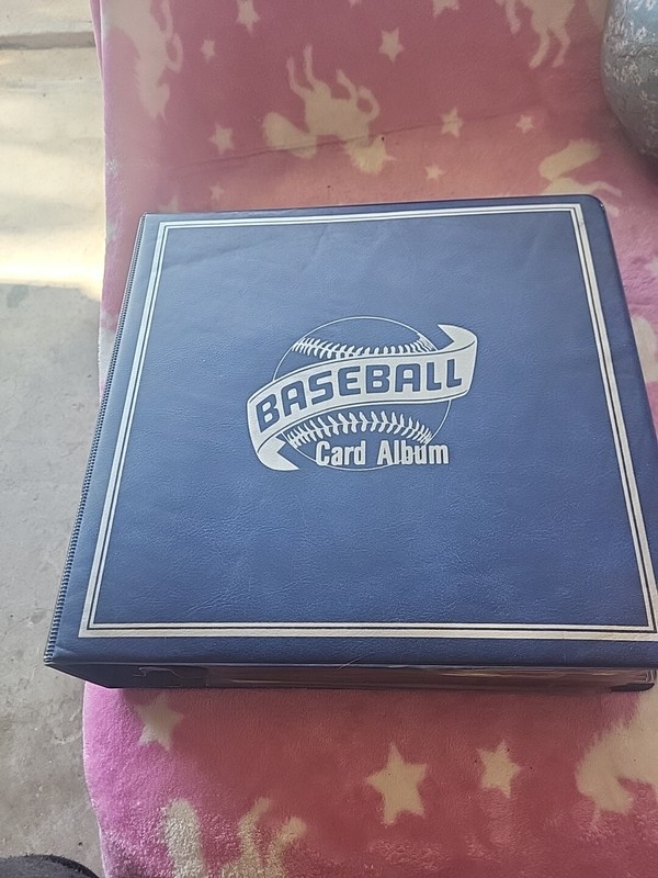 3 inch Vintage Baseball Card Album Binder 3 D-Ring  With Over 700 Baseball Cards