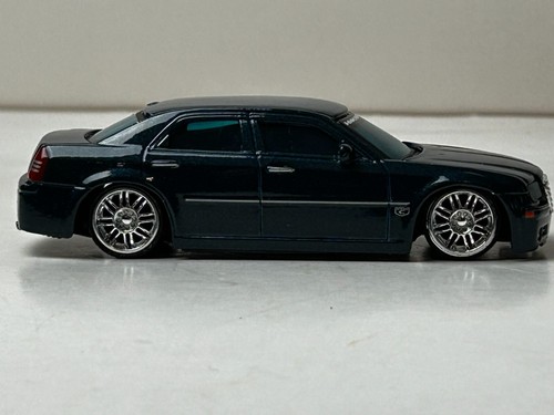 Chrysler 300C Hemi 2005 diecast escala 1:43 Maisto sedán, verde oscuro - Imagen 10 de 18