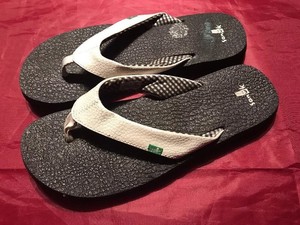 sanuk black yoga mat flip flops