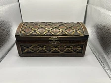 VINTIQUEWISE Wicker Wood Box With Metal Latch & Cross Hatched Silvertone Design.