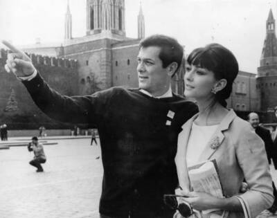 Tony Curtis pointing out some sights Red Square to wife Christi- 1963 Old Photo