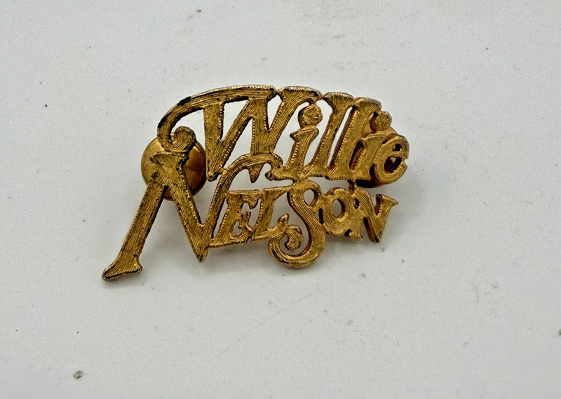 Vintage Willie Nelson Cowboy Hat Curved 1970’s Pin (P219)