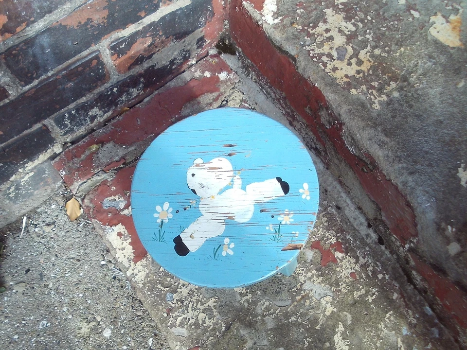 wooden three leg footstool 20 cm x 20 cm larry the lamb painted to top - Image 2 of 3