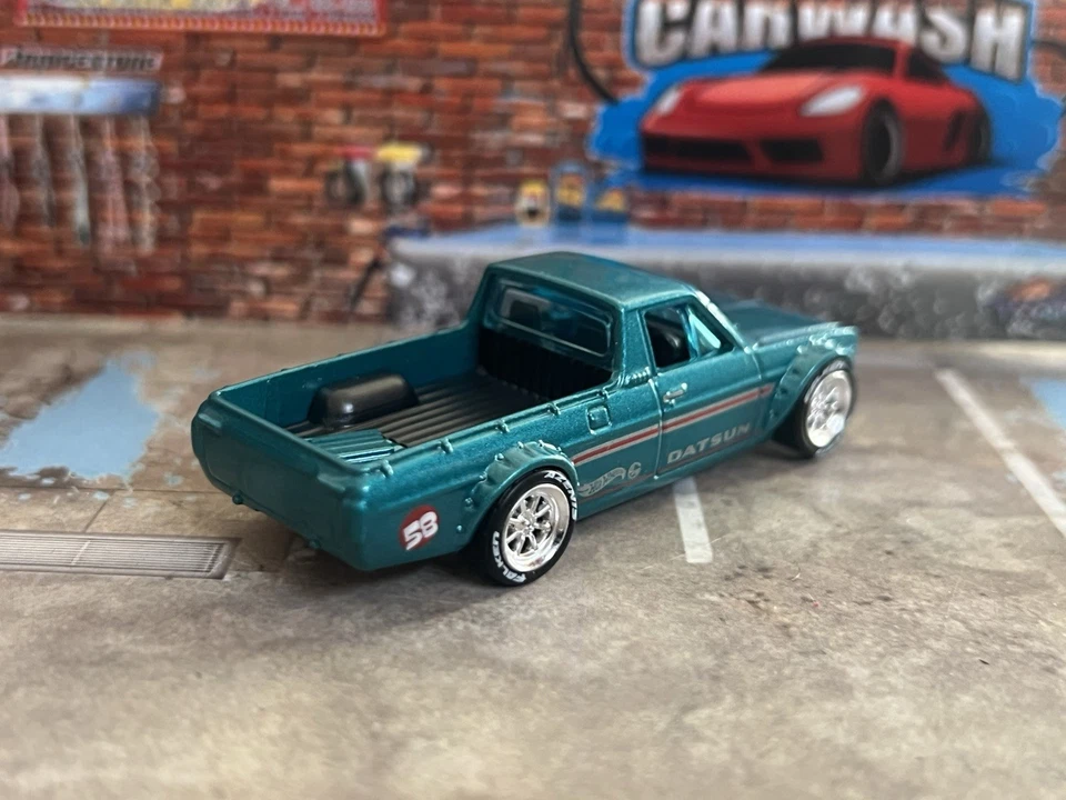Hot Wheels Hot Trucks 1975 Datsun Sunny Truck (B120) Watanabe 2025 rueda intercambiada Foto 2 de 2