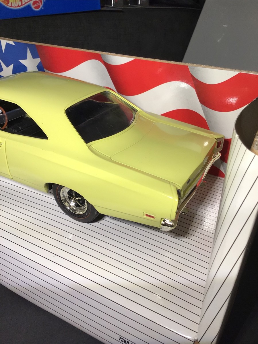 AMERICAN MUSCLE 1969 PLYMOUTH ROAD RUNNER 1:18 SCALE COLLECTIBLE