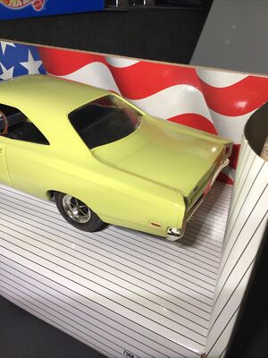AMERICAN MUSCLE 1969 PLYMOUTH ROAD RUNNER 1:18 SCALE COLLECTIBLE