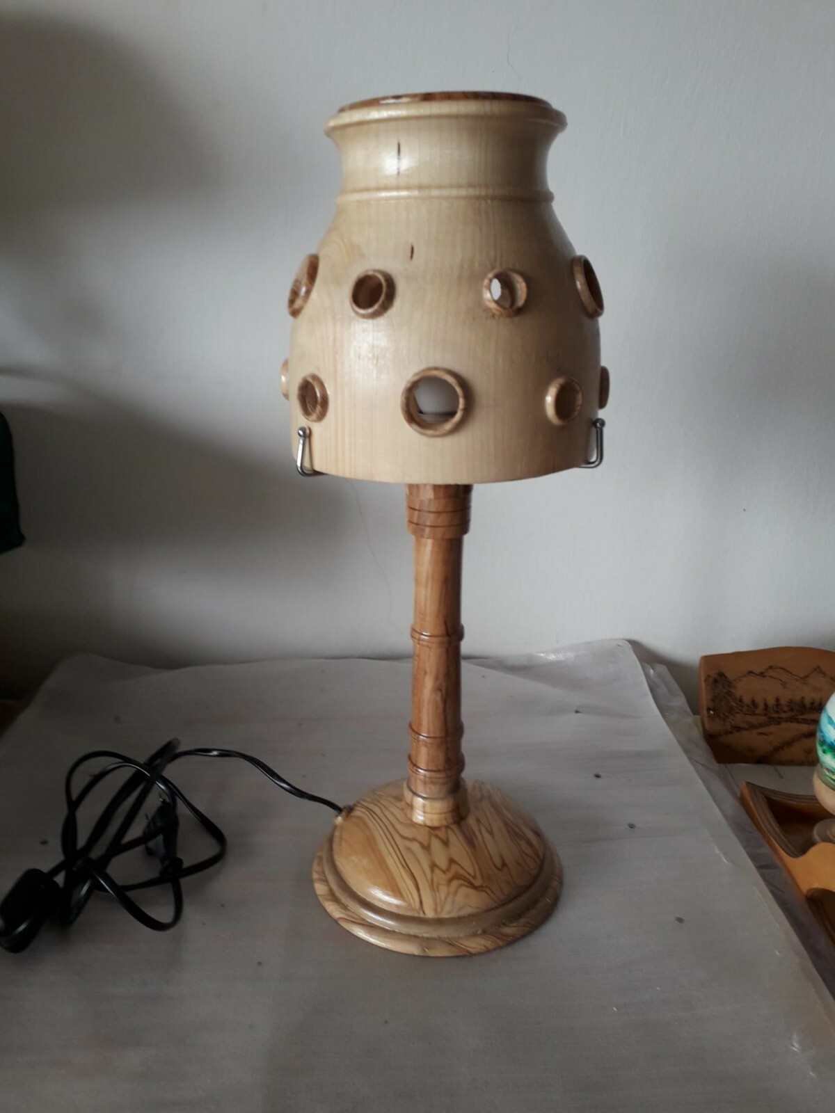 Lampada da tavolo abatjour originale con cappello in legno di ulivo, artigianale