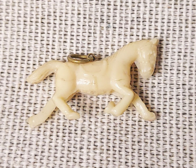 Vintage früher Kunststoff galoppierend Pferd Cracker Jack Charm, Schmuck Kunststoff