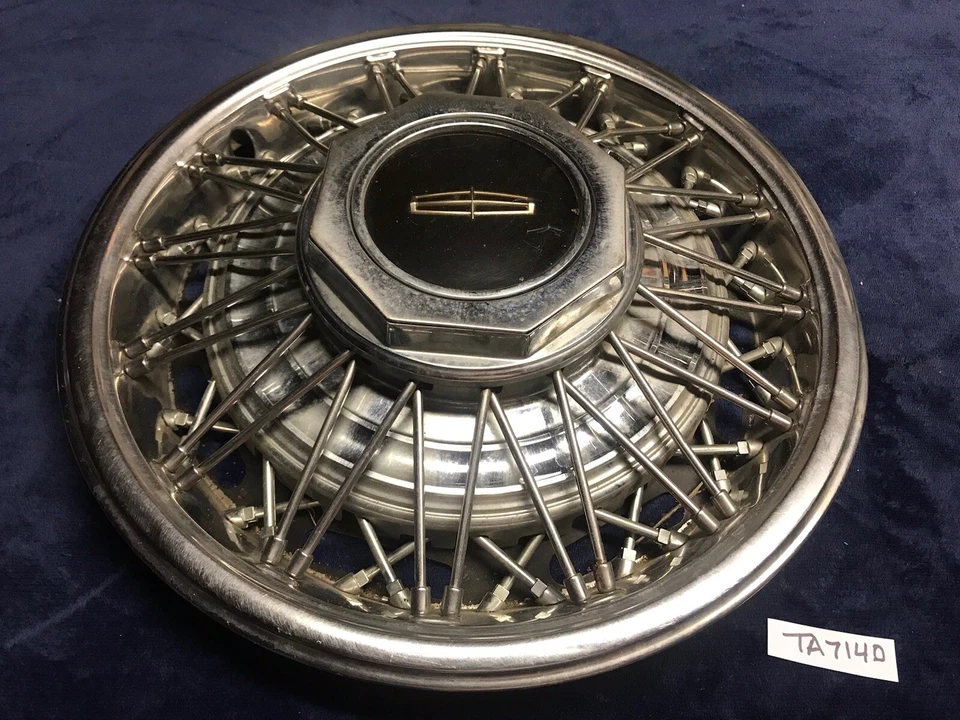 One original 1983 1984 1985 1986 1987 1988 Lincoln Town Car wire spoke hubcap Foto 2 de 4