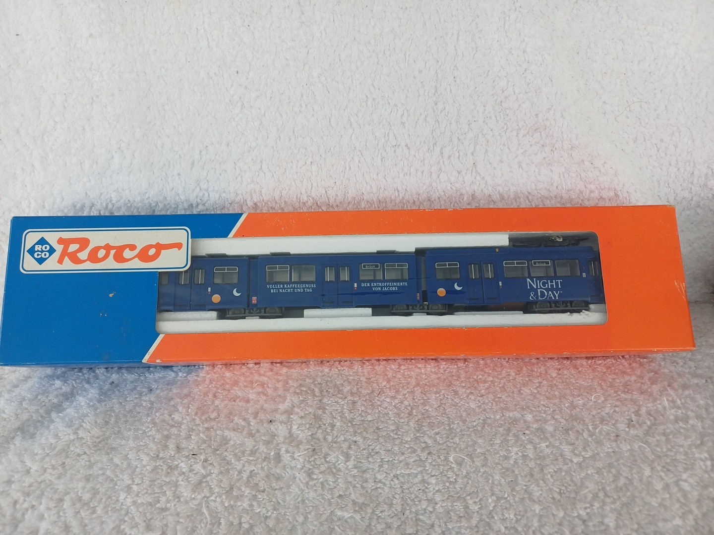 Roco HO Gauge 43190 Duwag Single Pantograph Tramcar In Blue Night And Day Livery