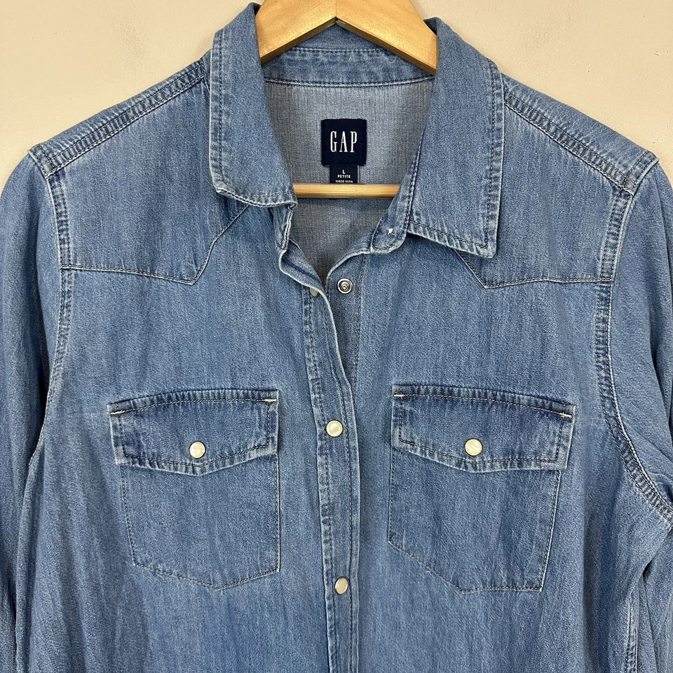 Camisa vaquera a presión Gap Pearl para mujer L Petite algodón orgánico elástico azul occidental Foto 3 de 4